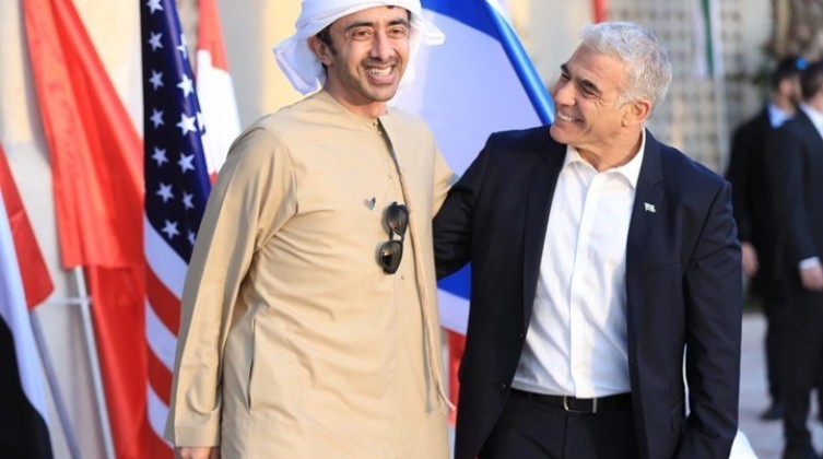 وزير الخارجية الإماراتي يصل إسرائيل في إطار العلاقات الثنائية