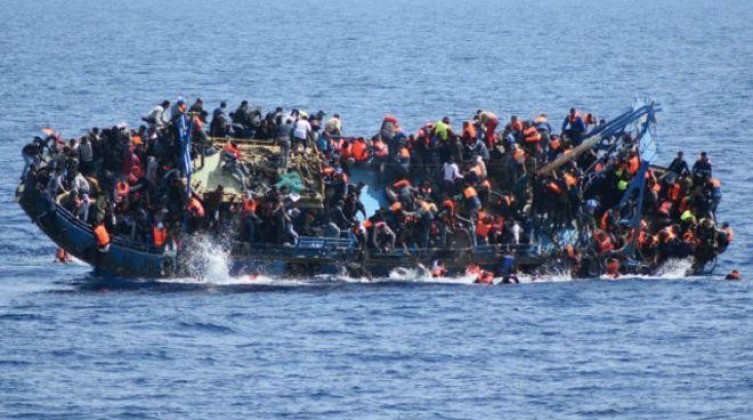 إنقاذ مركب مهاجرين يقل 300 شخص قبالة سواحل إيطاليا