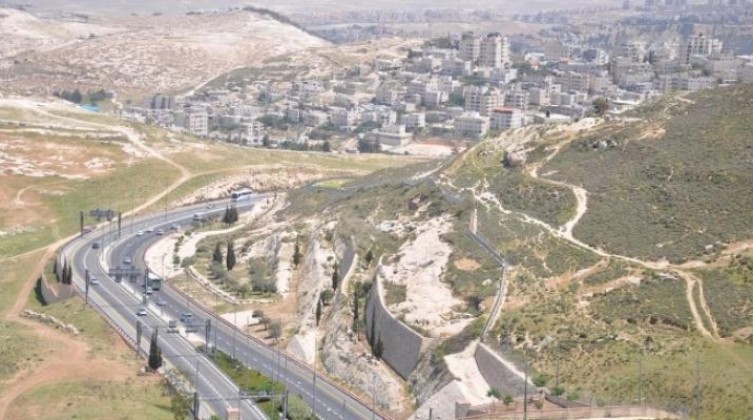 قوات الاحتلال تحيد عبوة ناسفة على طريق استيطاني في رام الله