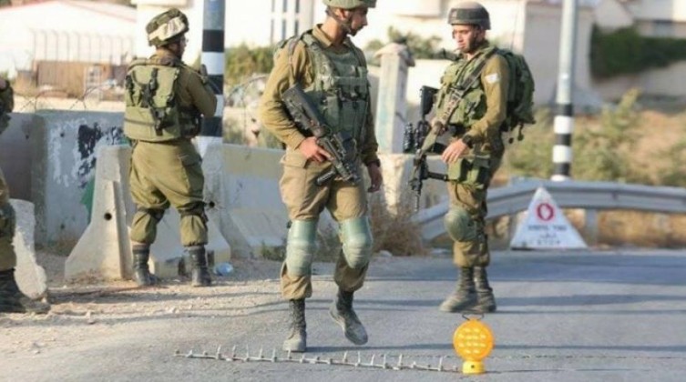 الخليل: الاحتلال يفتش منازل وينصب حواجز عسكرية