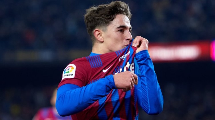 برشلونة يعلن رسميا تجديد عقد لاعبه "جافي" حتى 2026