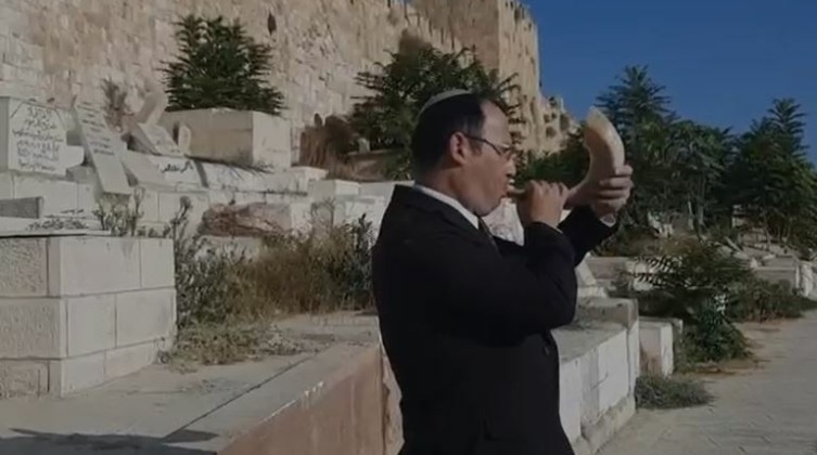 بالفيديو: المتطرف روتمان يقتحم مقبرة الرحمة وينفخ بالبوق