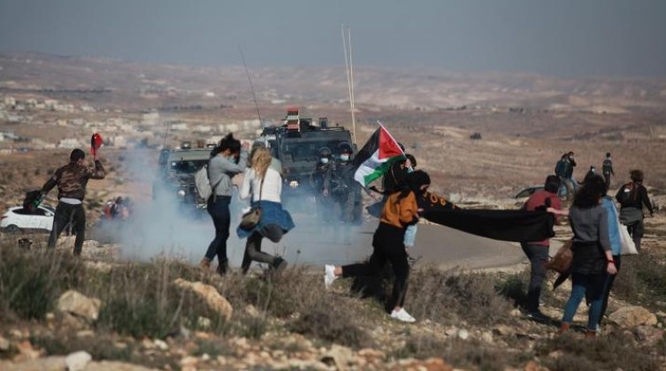 اعتقال شاب وإصابة إخرين بالاختناق بمسافر يطا