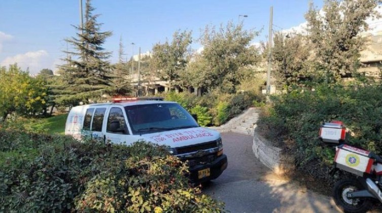 إصابة مستوطن بجراح خطيرة بعملية طعن في القدس