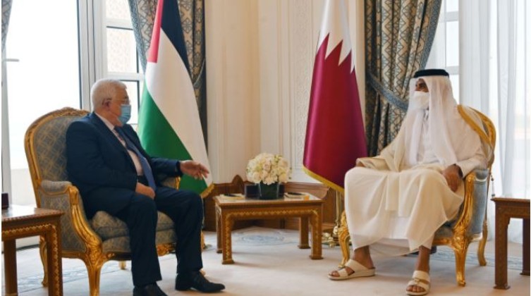 الرئيس عباس يجرى اتصالاً هاتفيا مع أمير قطر.. ماذا بحثا؟