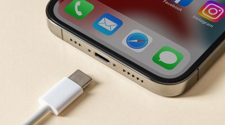 "آبل": ليس لدينا خيار سوى استخدام منافذ USB-C في هواتف آيفون