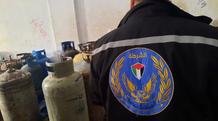 المباحث العامة بغزة تُوقف مخبزاً وتتلف مواد غذائية فاسدة