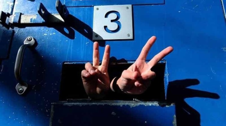 900 معتقل يعيدون وجبات الطعام في"عوفر" اسنادا للأسرى المضربين