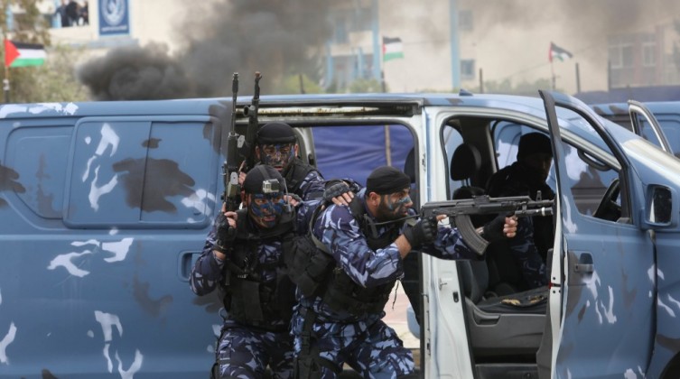 الشرطة بغزة توقف مطلوبا على خلفية مشاركته في إطلاق النار على قوة من شرطة المكافحة