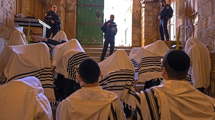 عشرات المستوطنين يؤدون طقوساً تلمودية في سلوان