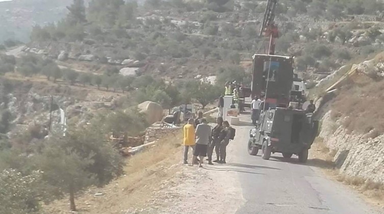 نابلس: الاحتلال يهدم "كرفانا" ويغلق مدخل تل