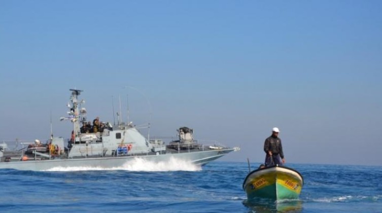 زوارق الاحتلال تستهدف مراكب الصيادين شمال غزة