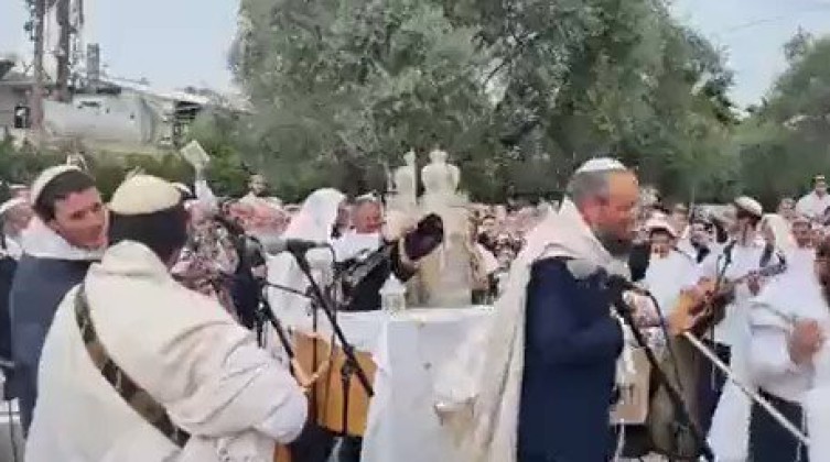 بالفيديو والصور: مستوطنون يقيمون حفل موسيقي راقص داخل الحرم الإبراهيمي !