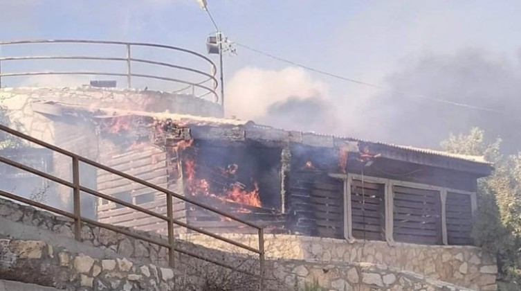 مستوطنون يحرقون متنزها و3 شاحنات في حوارة