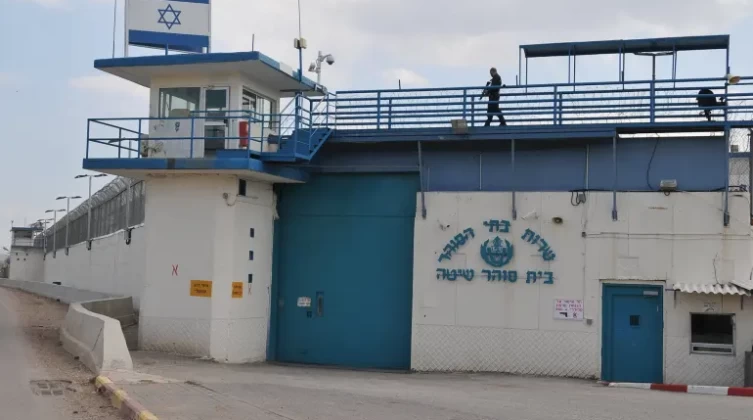 الأسرى بصدد اتخاذ خطوات احتجاجية رفضاً لقرار الاحتلال بشأن الزيارات