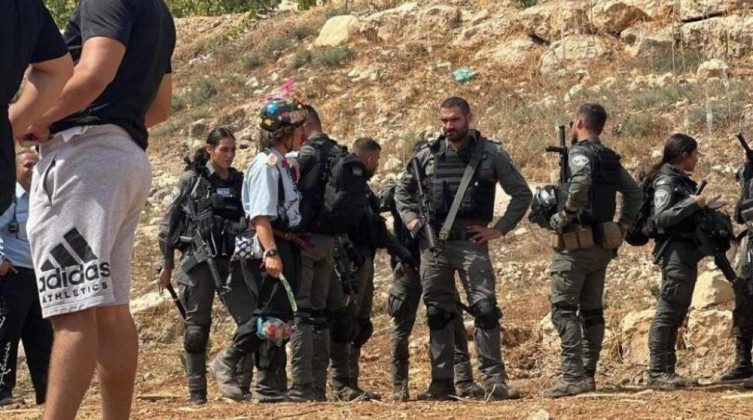 قوات الاحتلال تعتدي على أراضي المواطنين في القدس