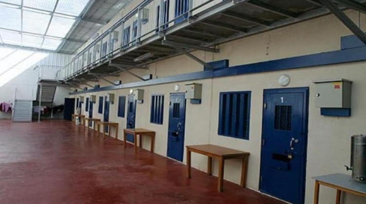 أسرى "نفحة" يرجعون وجبات الطعام دعمًا للأسرى الإداريين المضربين عن الطعام