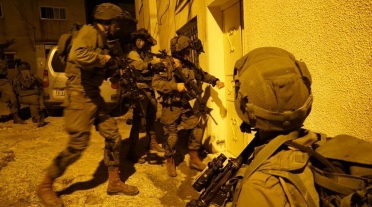الاحتلال يشن حملة اعتقالات ومداهمات لمنازل الفلسطينيين في الضفة المحتلة