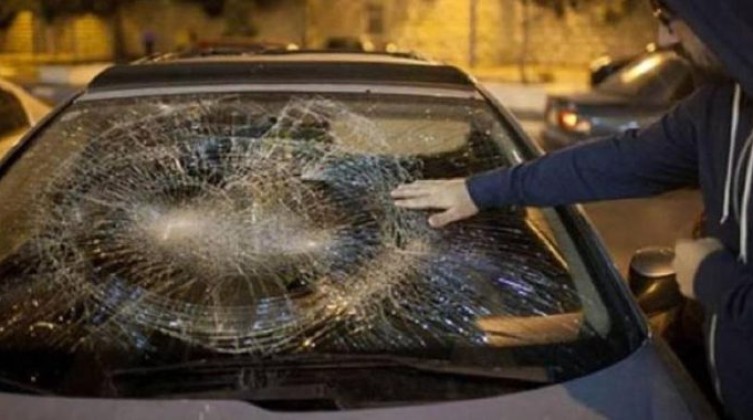 مستوطنون يهاجمون مركبات الفلسطينيين في نابلس