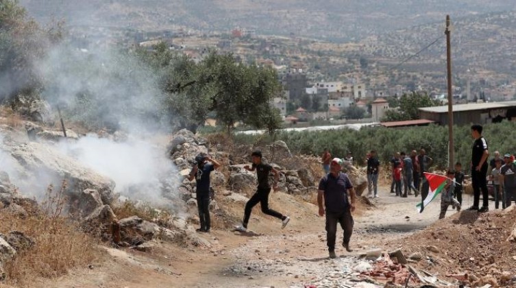 "القدس المحتلة": إصابات خلال المواجهات مع الاحتلال في بلدة العيزرية