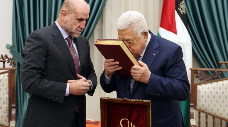 الرئيس عباس يتسلم النسخة الأولى من مصحف المسجد الأقصى