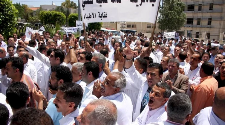 "نقابة الأطباء" تعلن العصيان الشامل وإيقاف الخدمة الطبية بدءًا من الخميس