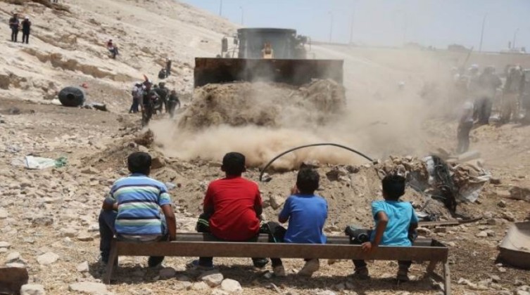 يديعوت: محكمة الاحتلال تؤجل النظر في إخلاء الخان الأحمر