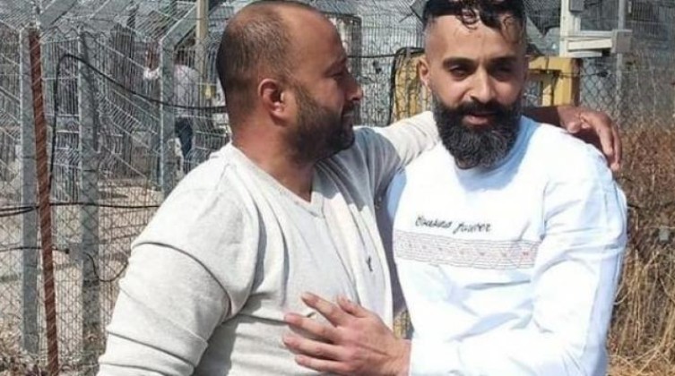 بالفيديو: أسير من نابلس يتنفس الحرية بعد اعتقال 16 عاما من الاعتقال