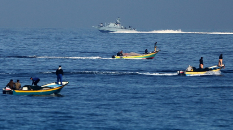 زوارق الاحتلال تستهدف الصيادين جنوب غزة