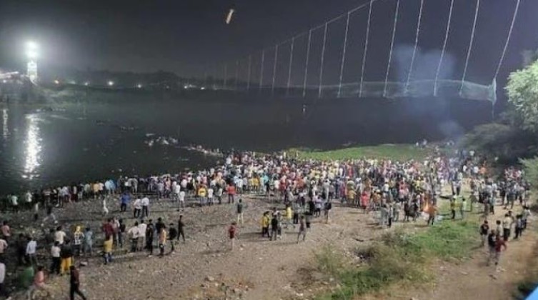 مصرع 30 شخصاً بانهيار جسر معلق في الهند