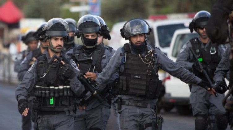 بالفيديو: الاحتلال يعتقل سيدة من بلدة العيسوية بالقدس المحتلة