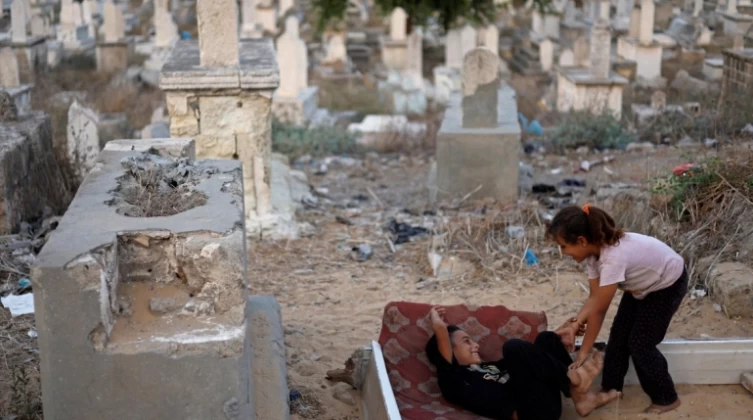 في غزة.. بيوت أشبه بالحياة البدائية للإنسان! 