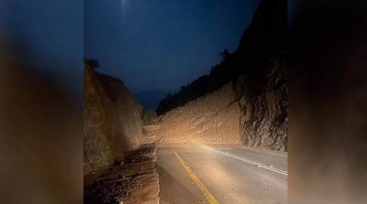 انهيار جبل بسبب الأمطار الغزيرة بالسعودية