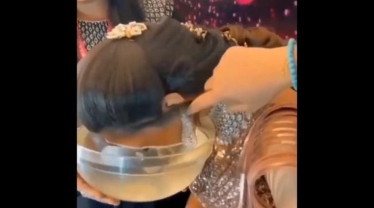 شاهد- مشهد غير مألوف.. وضع وجه عروس في الماء للتحقق من جمالها !