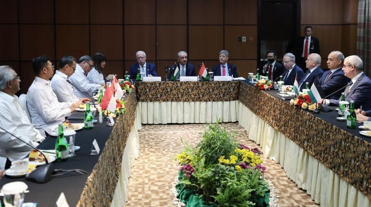 اشتية: نسعى لتعزيز الاستثمار والتجارة والأعمال مع اندونيسيا