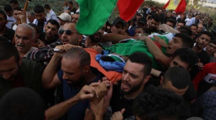 الخليل تشييع جثمان الشهيد أسامة عدوي في مخيم العروب