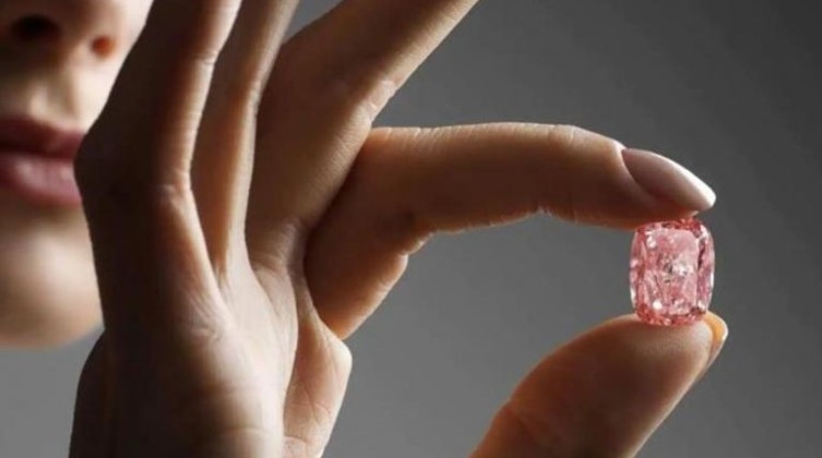 ماسة وردية تباع بسعر خيالي!