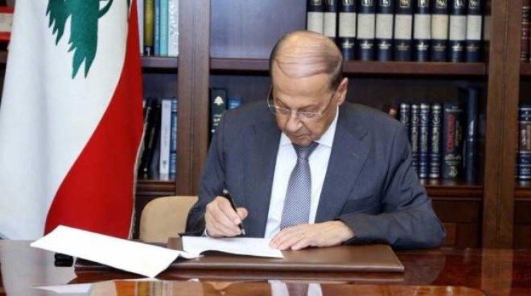 الرئيس اللبناني يعلن توقيع مرسوم استقالة حكومة نجيب ميقاتي