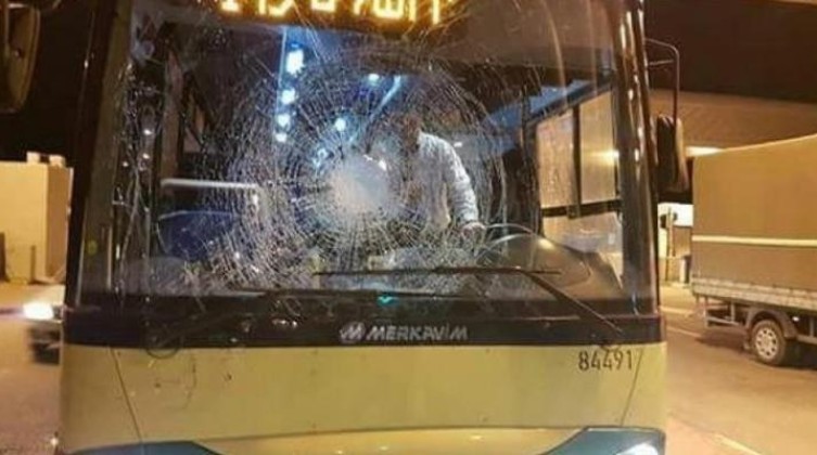 شبان يرشقون حافلة للمستوطنين بالحجارة والزجاجات الحارقة في الخليل
