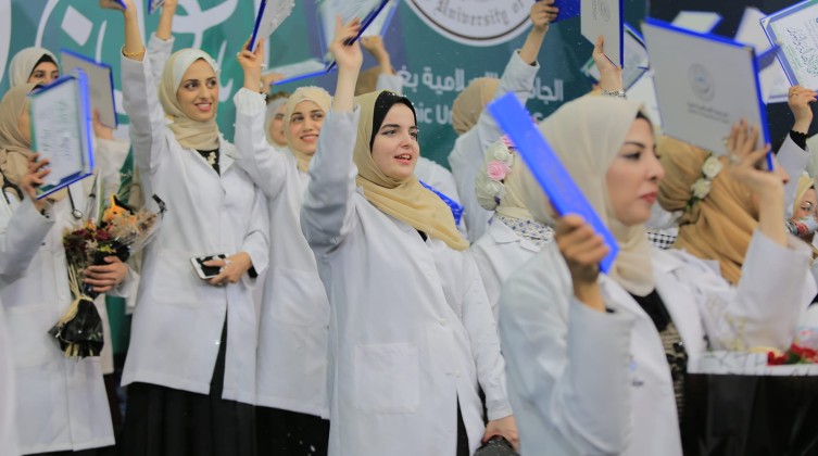 الجامعة الإسلامية تخرج (126) طبيبًا وطبيبة ضمن احتفالات تخريج الفوج الحادي والأربعين