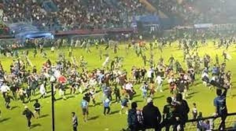 بالفيديو: مقتل 182 شخصاً خلال مباراة كرة قدم في إندونيسيا