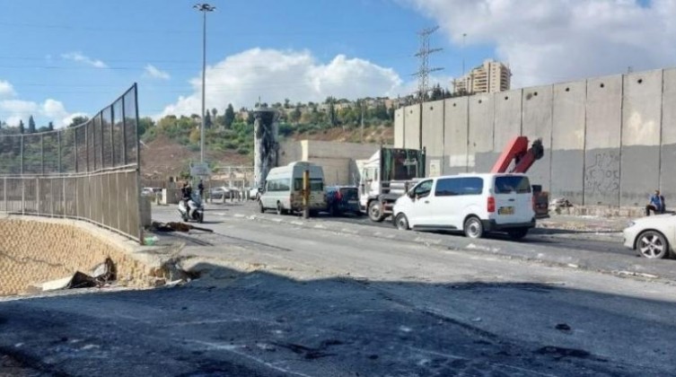 بالصور: الاحتلال يعيد فتح حاجز مخيم شعفاط في القدس