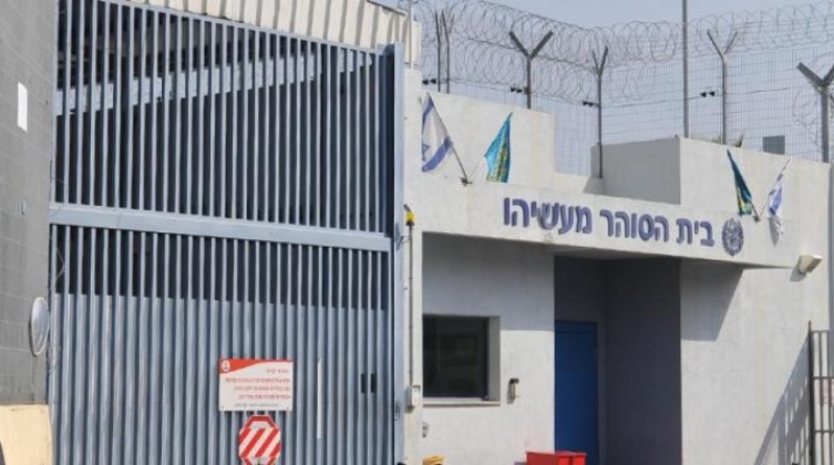 "أسرى فتح" يعلنون إغلاق أقسام سجن "عوفر"