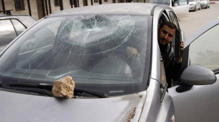 مستوطنون يرشقون مركبات المواطنين بالحجارة غرب الخليل