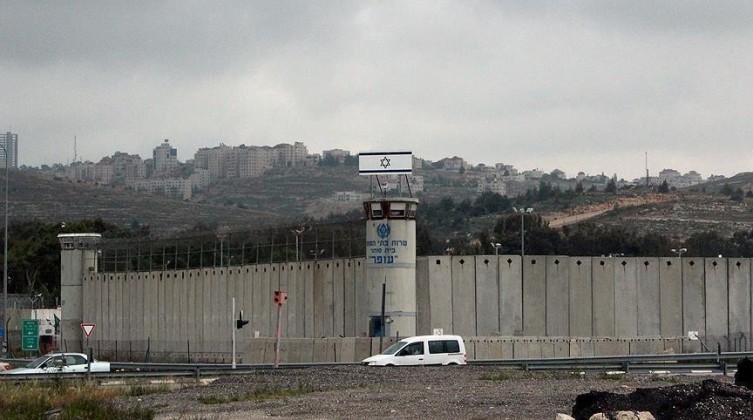 اصابة مجندة اسرائيلية طعنا في سجن رامون