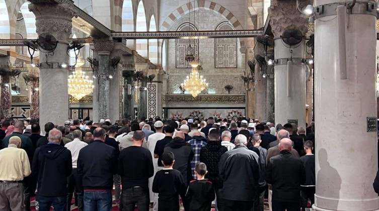 بالصور: الآلاف يؤدون "الفجر العظيم" في الأقصى والإبراهيمي ومساجد الضفة الغربية