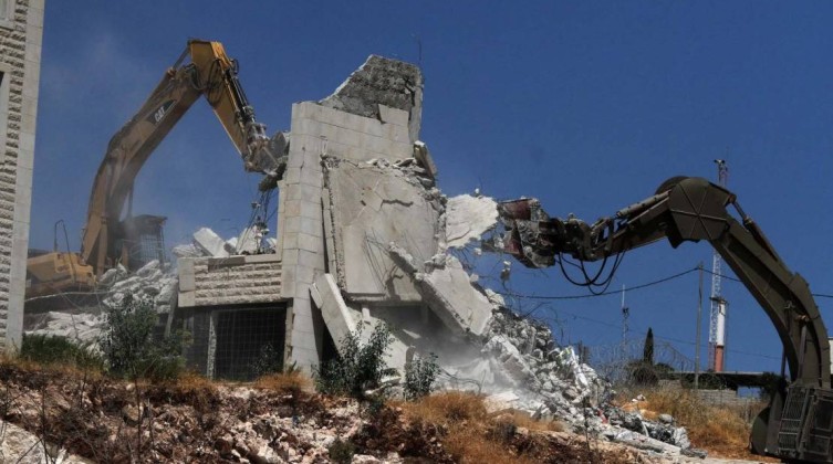 بالفيديو: الاحتلال يهدم منزلاً سكنية في مسافر يطا