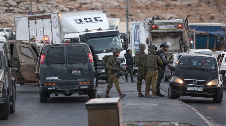 قوات الاحتلال تعيد إغلاق حاجز مخيم شعفاط