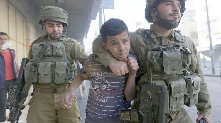 إصابة فتى جراء اعتداء جنود الاحتلال في منطقة دورا