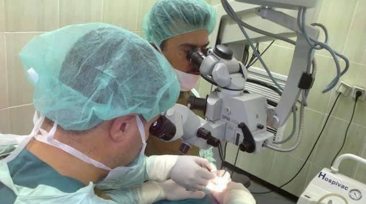 الصحة بغزة: نجاح أول عملية زراعة صمام لخفض ضغط العين